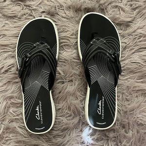 Size 10 Clarks cloudstepper sandals. Like new.